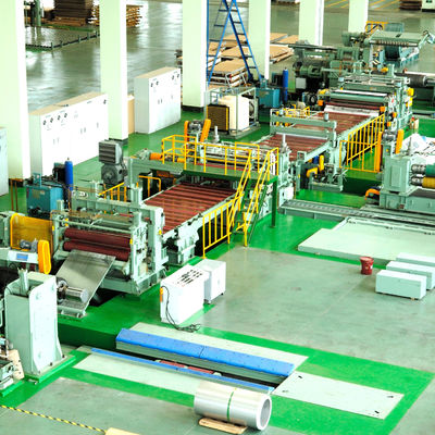 Linea di produzione per il livellamento e la taglio di lamiere di acciaio laminate a caldo