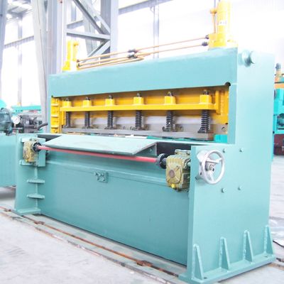 Linea di produzione di attrezzature per il taglio incrociato di bobine di acciaio con macchine da taglio a lunghezza fissa