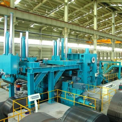 1-13 mm spessore del materiale Linea di produzione per lo sfasciamento e il livellamento della lamiera metallica