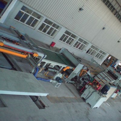 Linea di taglio della bobina di acciaio per 30 T Peso della bobina Sgombero Livellazione Taglio e impilazione