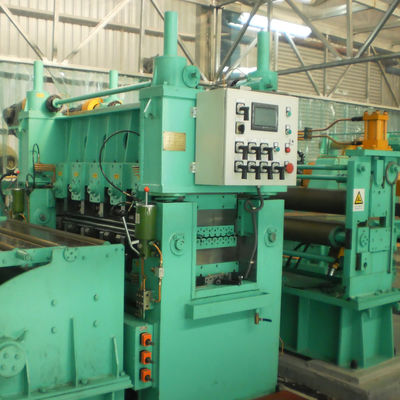 Macchina per il taglio di bobine d'acciaio con un'unità di taglio a rotolo a caldo e potenza nominale di 681 kW