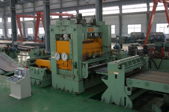 Macchina per il taglio di bobine d'acciaio con un'unità di taglio a rotolo a caldo e potenza nominale di 681 kW