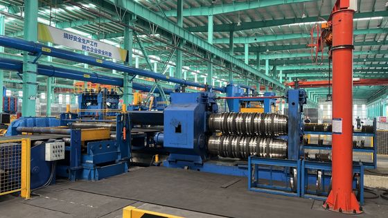 Decoiler per bobine di acciaio tagliate in linea di lunghezza per lo scarico e la taglio