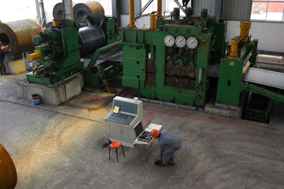 Linea di impiallacciamento per la levigatura della bobina d'acciaio e per il taglio in lunghezza dell'acciaio a rotolamento caldo