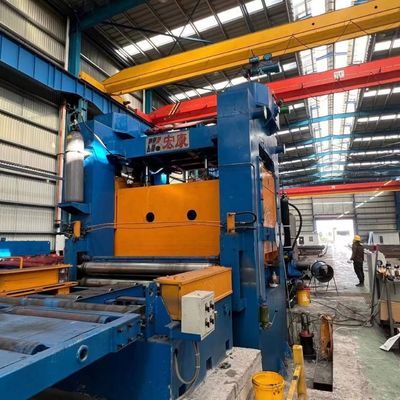 Linea di produzione per la fabbricazione di automobili per la decollatura e il livellamento delle lamiere di metallo