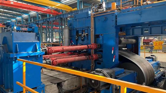 Linea di produzione per la fabbricazione di automobili per la decollatura e il livellamento delle lamiere di metallo