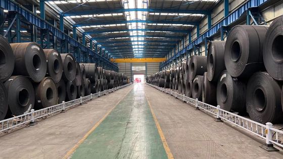 Linea di produzione per la fabbricazione di automobili per la decollatura e il livellamento delle lamiere di metallo